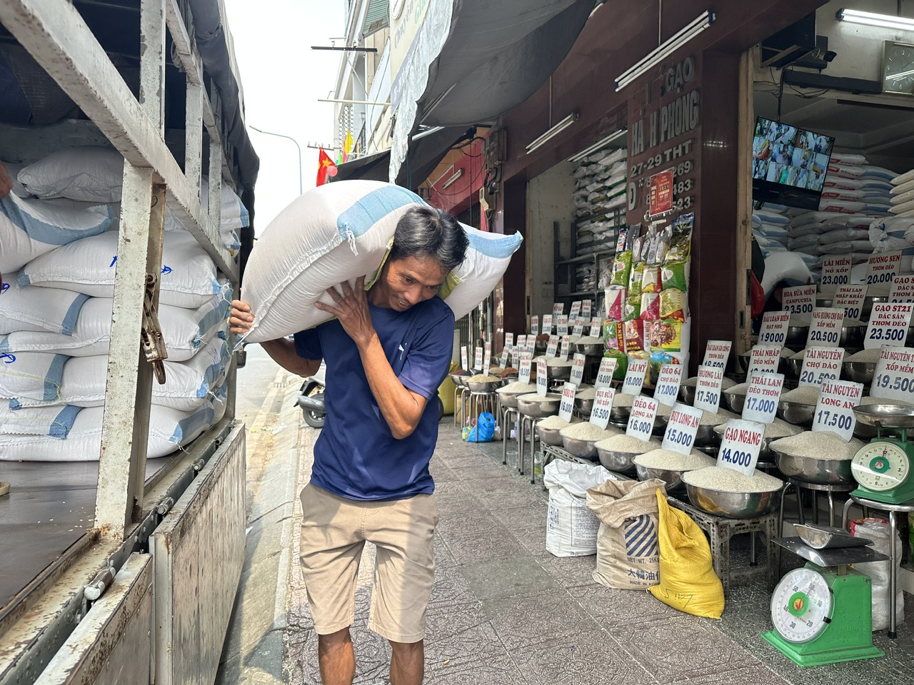 Giá lúa gạo trong nước đã tăng trở lại do nguồn cung hạn chế và chính sách thu mua tạm trữ được triển khai
