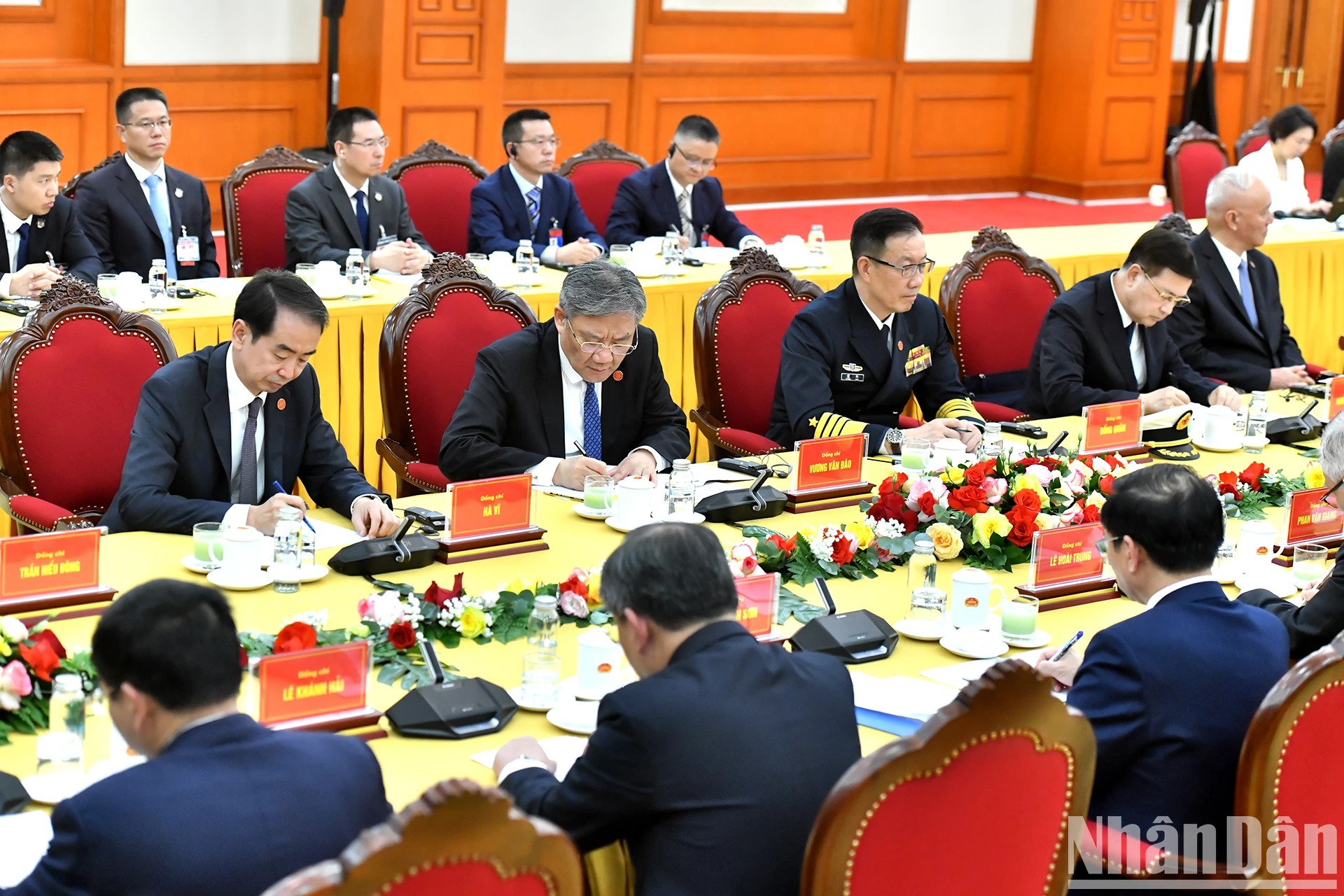 Các đồng chí đại biểu cấp cao tháp tùng Tổng Bí thư, Chủ tịch Trung Quốc Tập Cận Bình tại hội đàm.