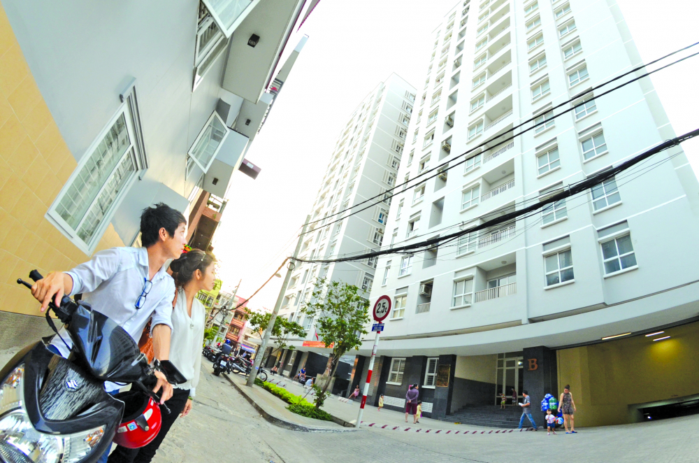 Giấc mơ an cư vẫn xa vời khi giá nhà luôn ở trên trời Với giá nhà và mức thu nhập chênh lệch như hiện nay, người trẻ rất khó có cơ hội mua được căn hộ chung cư ở TPHCM - ẢNH: PHÙNG HUY (chụp ở chung cư Tô Hiến Thành, quận 10)