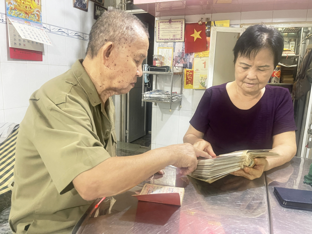 Trong mưa bom, hoa tình yêu vẫn nở - Bài 1: Nửa thế kỷ yêu hoa khôi của rừng Ông bà Xuân Hà - Ngọc Duệ bên bức ảnh đồng đội năm xưa, trải hơn nửa thế kỷ, kẻ còn người mất - ẢNH: DIỆU HIỀN