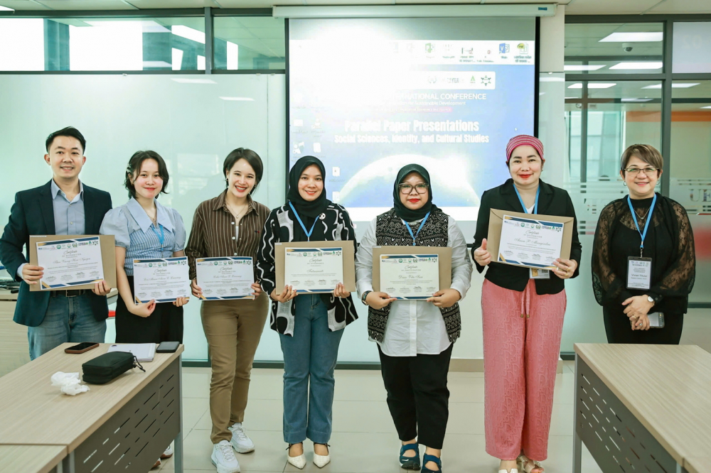 Các nhà khoa học quốc tế  đến Việt Nam tham dự  hội thảo do Trường đại học  Kinh tế - Tài chính TPHCM (UEF) tổ chức tháng 2/2025 - ẢNH: N.L.