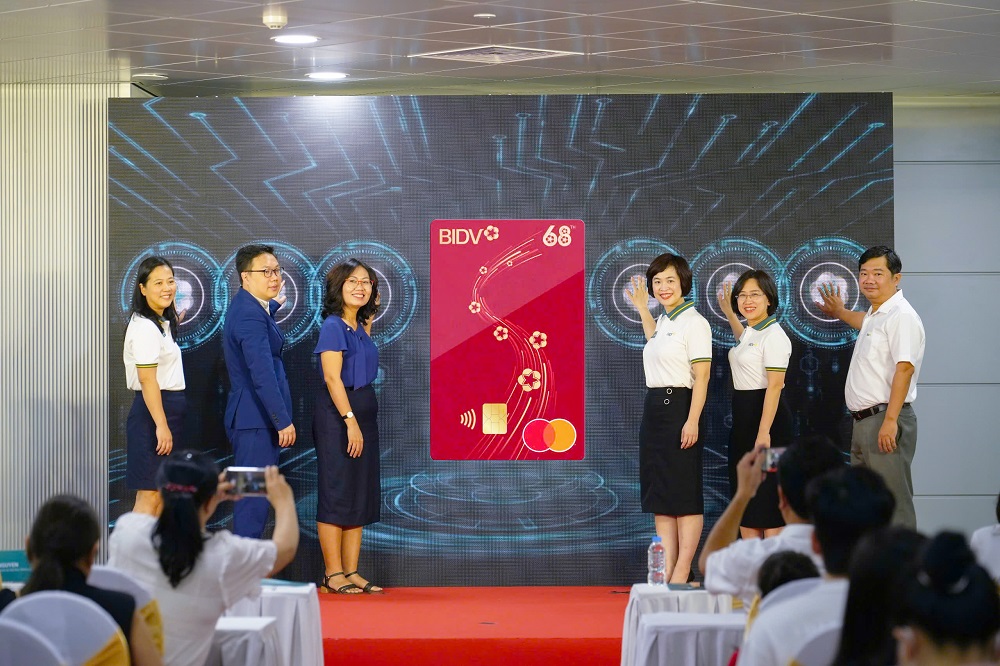Đại diện Lãnh đạo BIDV, Mastercard và Metro kickoff ra mắt chiến dịch và bộ thẻ BIDV 68 - Ảnh: BIDV