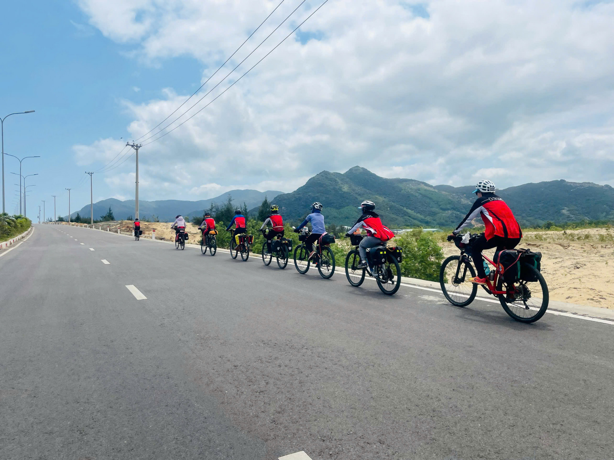 Không chỉ đồng hành cùng nhau trên các cung đường, mà đạp xe còn giúp có thêm bạn bè chất lượng