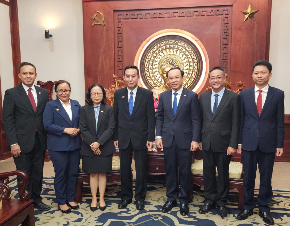 Ông Nguyễn Văn Nên cùng Tổng lãnh sự Agustaviano Sofjan chụp ảnh lưu niệm