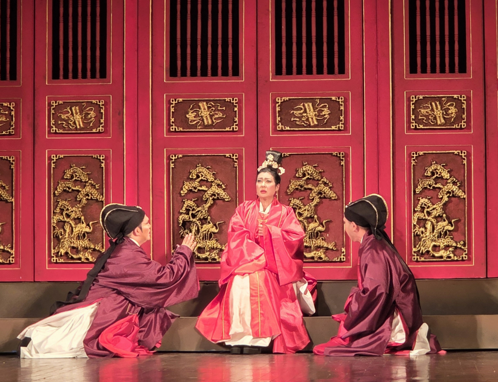 Nguyễn Trãi đội mũ Ô sa (có cánh chuồn) và các hoạn quan đội mũ Đinh tự (chữ đinh)