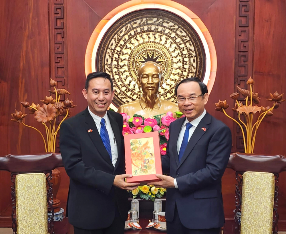 Bí thư Thành ủy TPHCM Nguyễn Văn Nên gửi món quà lưu niệm đến Tổng lãnh sự Indonesia tại TPHCM Agustaviano Sofjan 