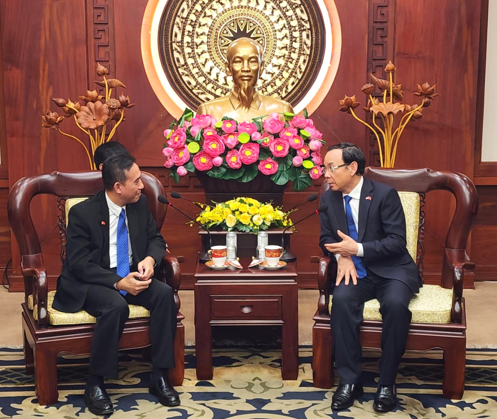 Bí thư Thành ủy TPHCM trò chuyện cùng Tổng lãnh sự Indonesia tại TPHCM Agustaviano Sofjan 