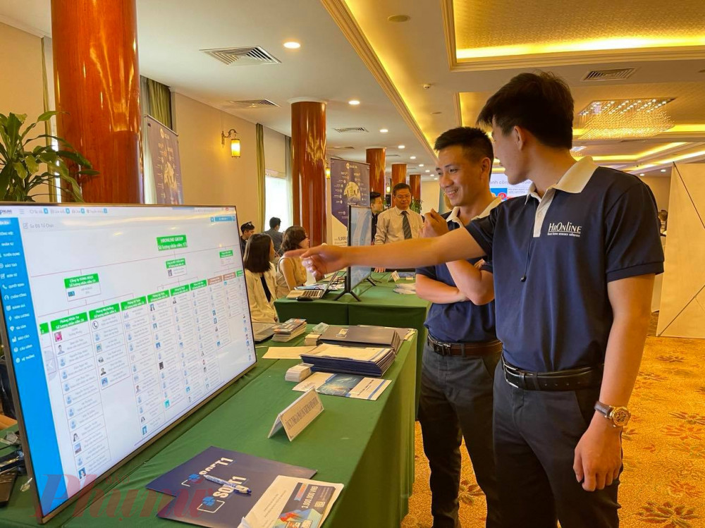 Doanh nghiệp được tư vấn về phần mềm quản lý nhân sự - Ảnh: Nguyễn Cẩm
