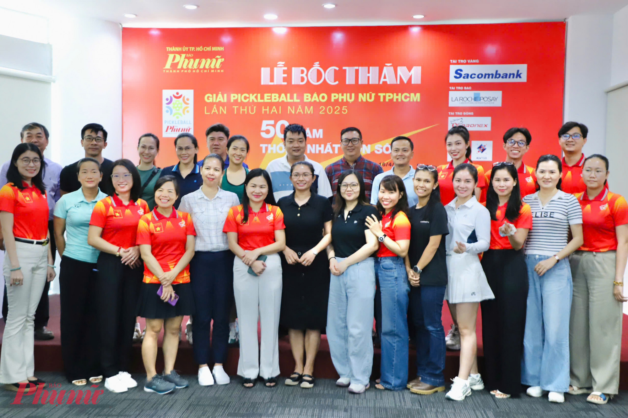 Đại diện ban tổ chức, khách mời, các vận động viên tại buổi lễ 