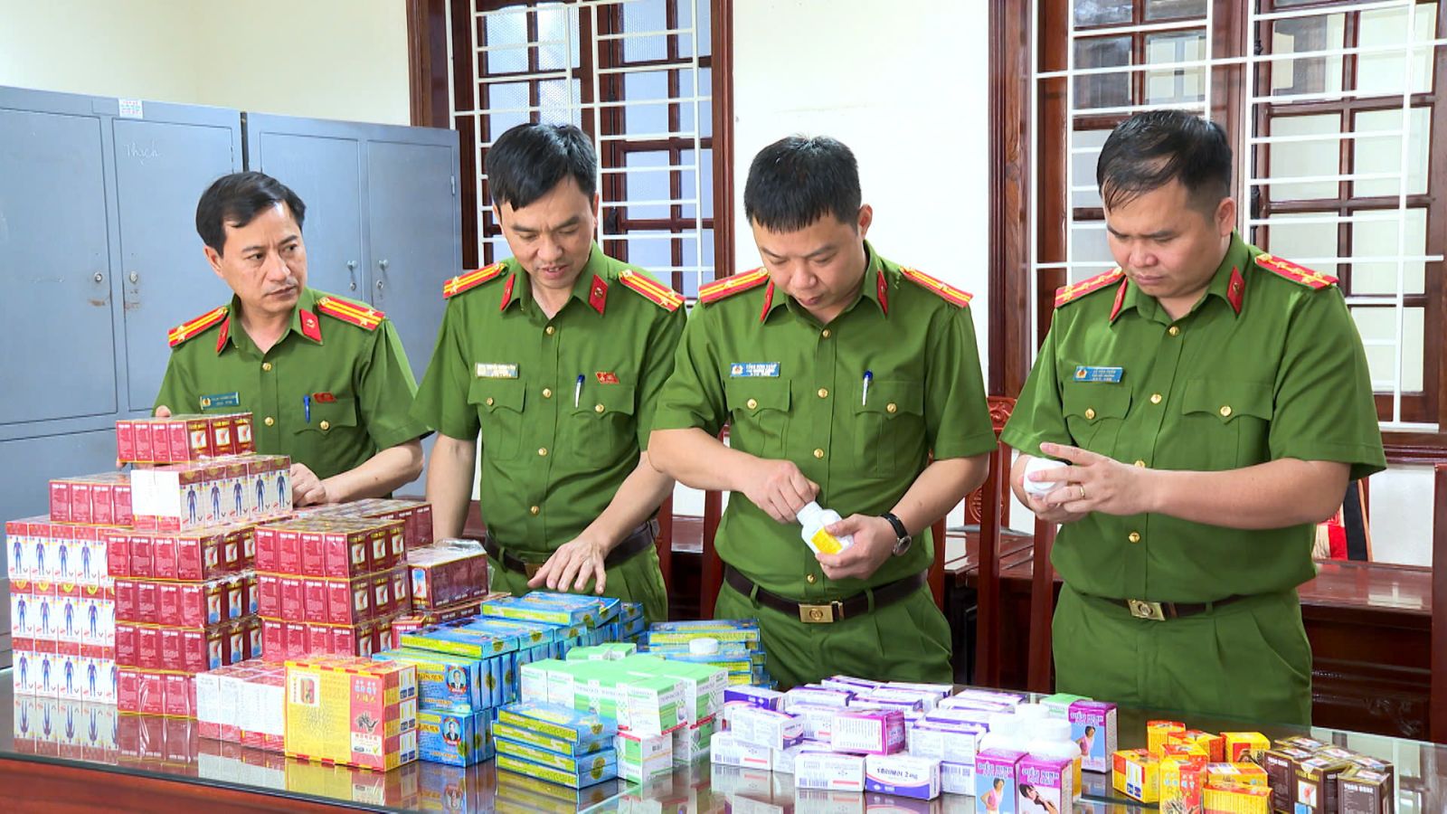 Qua khám xét, công an thu giữ 21 loại thuốc tân dược, thuốc chữa xương khớp giả - Ảnh công an cung cấp