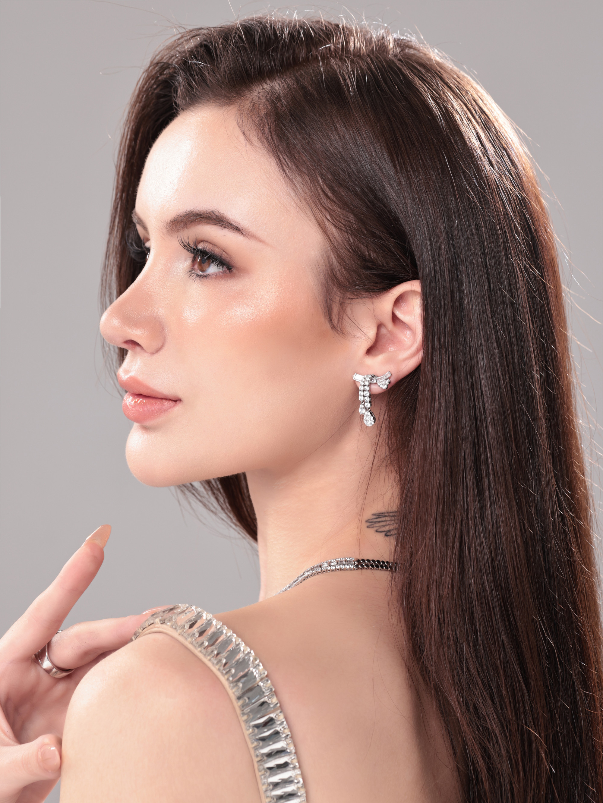 Khác với nhiều người đẹp giữ kín chuyện thẩm mỹ, Layanna không ngại chia sẻ mình đã đã nâng mũi, tạo hình cằm, xóa nếp nhăn... Với cô, làm đẹp là cách yêu thương bản thân, miễn là có hiểu biết và chọn đúng nơi đáng tin cậy.