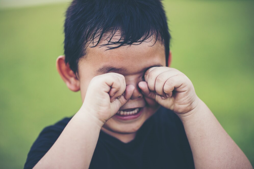Vượt qua biến cố cuộc đời: 40 năm tôi đi tìm… tôi Tuổi thơ đầy nước mát của đứa trẻ bị cha và nhà nội bỏ rơi. Ảnh Freepik.com