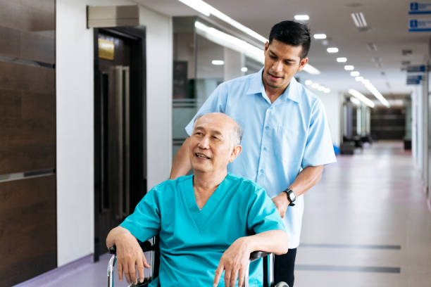 Nhiều người ở Mỹ trải qua tuổi già ở viện dưỡng lão với sự kề cận, trợ giúp của nhân viên y tế chứ không phải người thân (ảnh: Getty Images)
