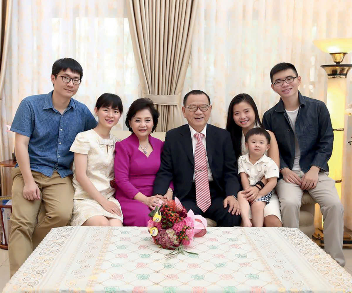Ba mẹ là hình mẫu để tôi kế thừa, phát huy thương hiệu Biti's Bà Quyên bên cha mẹ và anh chị em