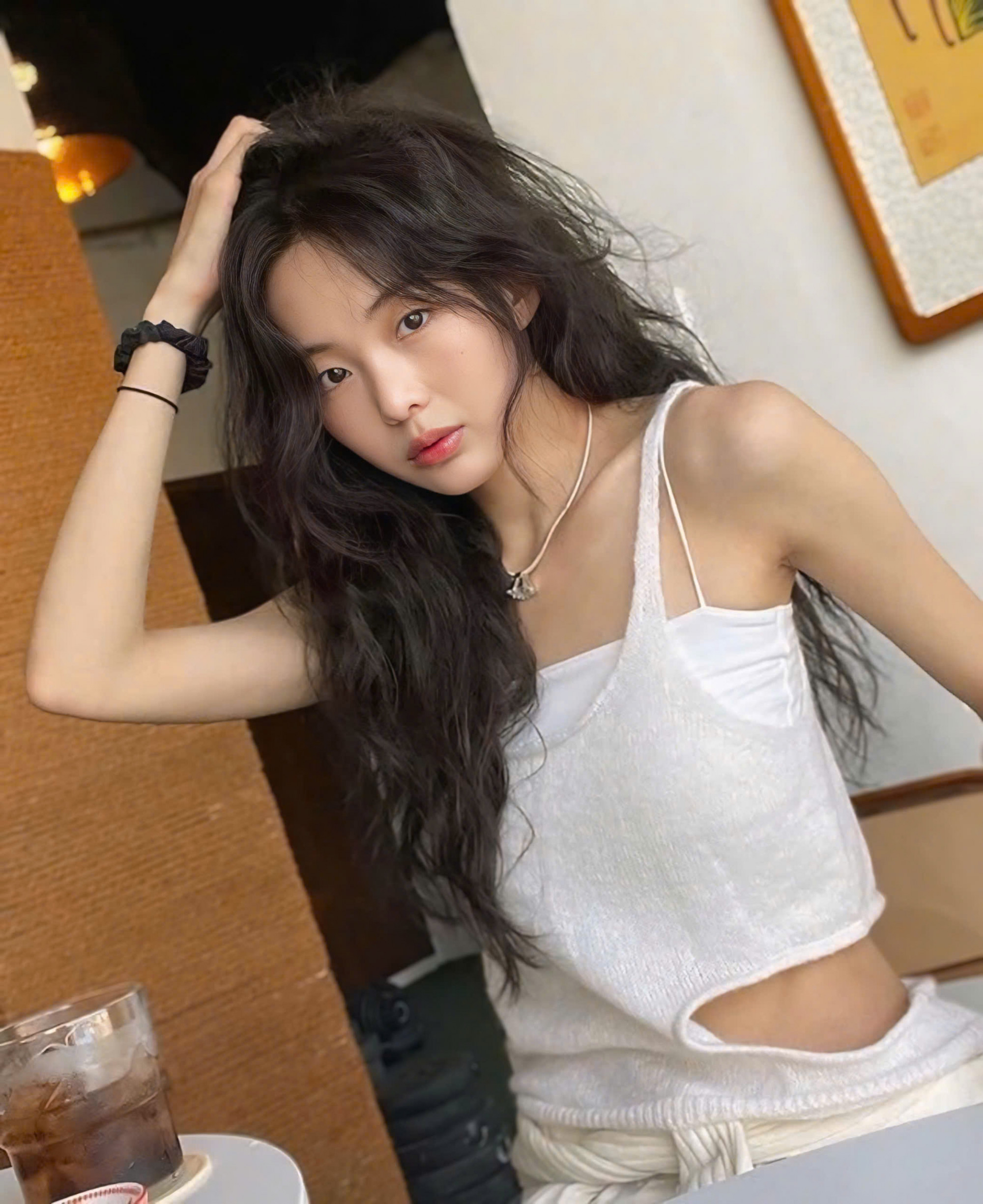 Bản phối theo phong cách layer độc đáo với áo bra 2 dây cùng áo dệt kim khoét eo tạo nên outfit lạ mắt trong mùa hè. Chị em có thể diện kiểu áo này với vòng cổ bạc, làm tóc xoăn xù tự nhiên và lối trang điểm “no - makeup makeup” để phong cách mùa hè thêm thú vị.