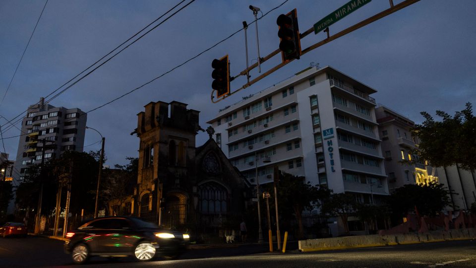 Puerto Rico chìm trong bóng tối sau sự cố lưới điện - Ảnh: AFP