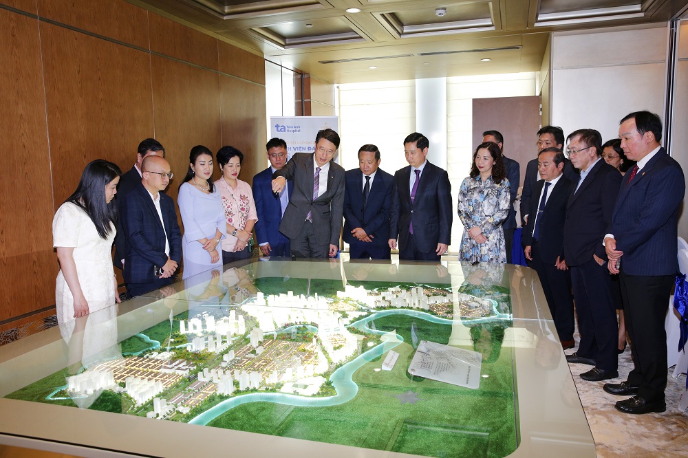 Ông Gary Tseng - Tổng Giám đốc Công ty Phú Mỹ Hưng giới thiệu về vị trí tọa lạc của Bệnh viện Đa khoa - Ung bướu Công nghệ cao Tâm Anh sẽ hình thành trong tương lai - Ảnh: Phú Mỹ Hưng