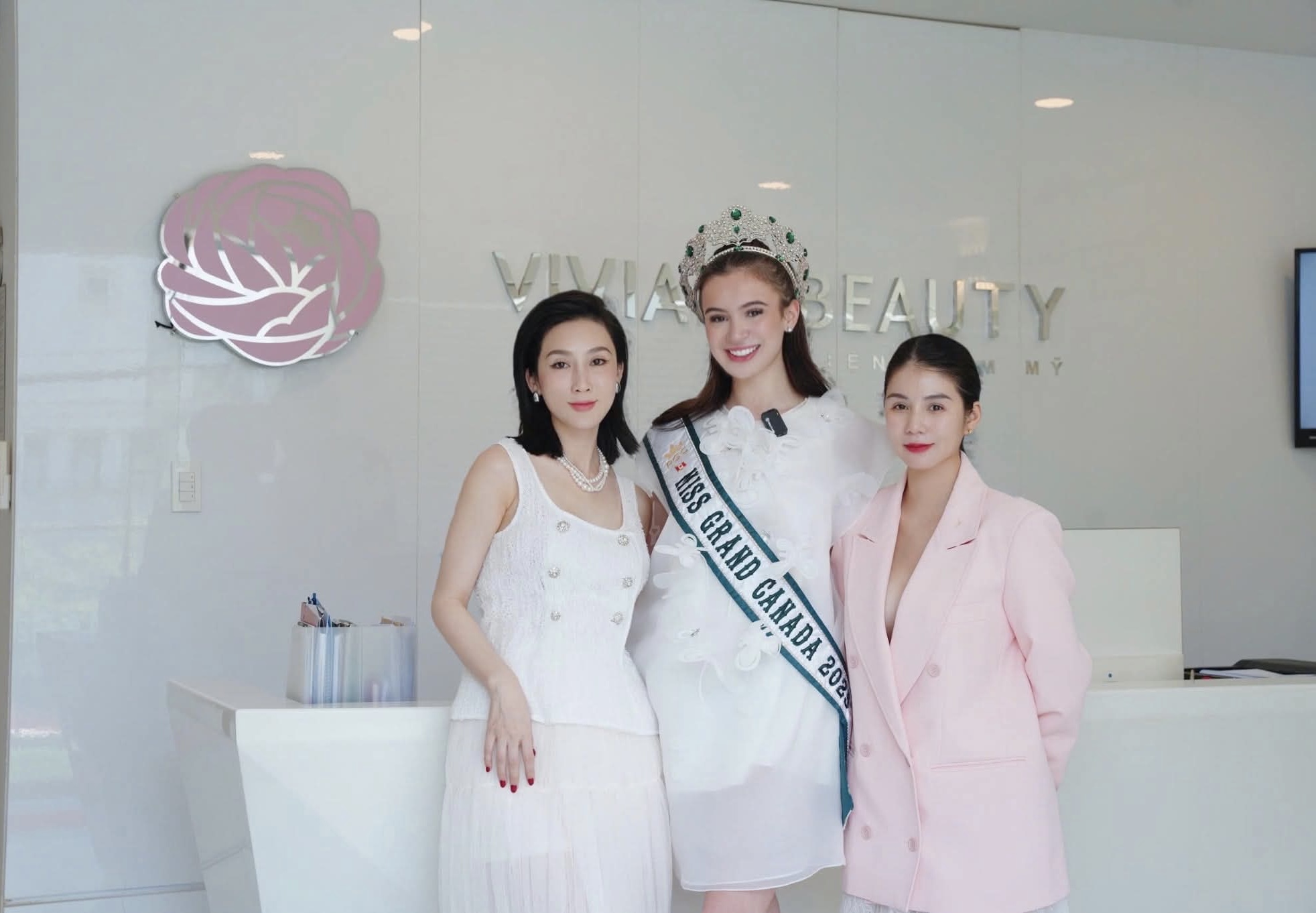 Nếu như phần đông người dẹp khác đều tránh né, hoặc che giấu việc chỉnh sửa nhan sắc thì Miss Grand Canada 2025 ngược lại, vì cô muốn gửi gắm thông điệp đến những ai đang cân nhắc việc thay đổi nhan sắc: “Làm đẹp là một hành trình đầu tư cho bản thân, đó là điều chính đáng và cần thiết. Là phụ nữ, hãy cứ làm đẹp nếu muốn, vì chính bản thân mình. Điều quan trọng là đừng vì giá rẻ mà mạo hiểm, hãy chọn một thẩm mỹ viện uy tín