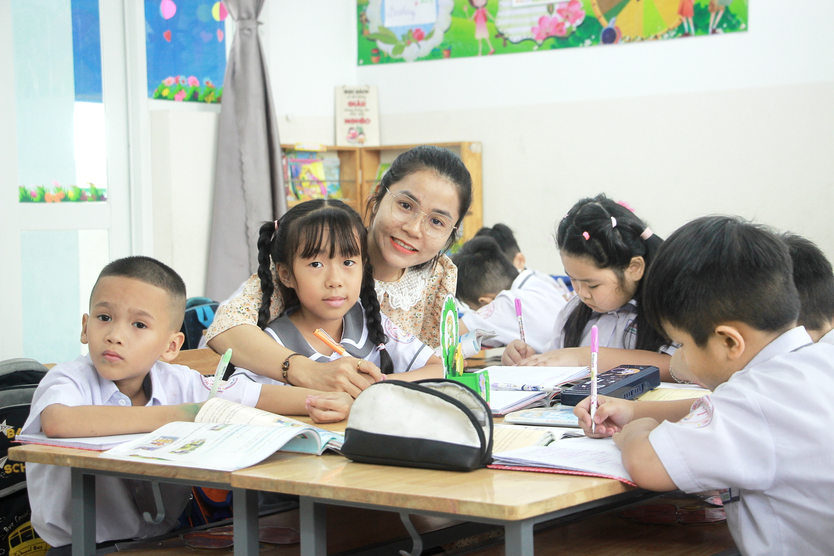 Bài 1: Thoát cảnh chen chúc nhờ đề án xây 4.500 phòng học mới Cô Nguyễn Thị Thu Loan - giáo viên chủ nhiệm lớp 1/11, Trường tiểu học Nguyễn Công Trứ, quận Bình Tân - dạy học trong căn phòng đầy đủ tiện nghi. Sĩ số ít, cô có nhiều thời gian để hỗ trợ từng học sinh - ẢNH: NGUYỄN LOAN