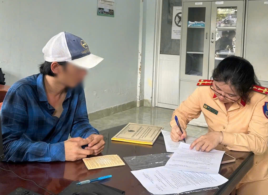 Nam tài xế làm việc với CSGT. Ảnh: CSGT