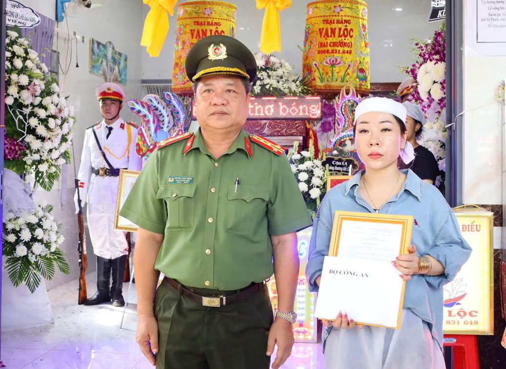 Lãnh đạo Công an tỉnh Hậu Giang trao quyết định thăng cấp hàm cho vợ Thiếu tá Nguyễn Văn Kha - Ảnh CACC