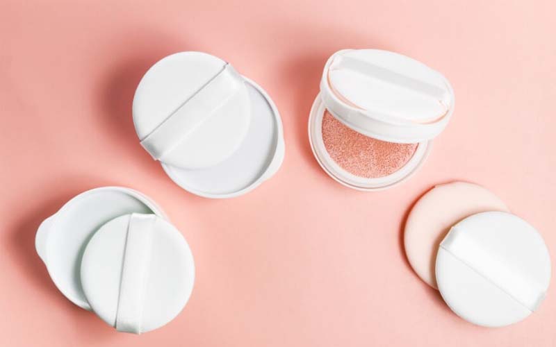 Cushion phù hợp với tông màu da: Cushion che đi khuyết điểm trên da, tôn lên những đường nét đẹp trên gương mặt. Tuy nhiên, với những hoạt động ngày xuân làm cho tone makeup nhanh chóng bị xuống nên để luôn rạng rỡ thì bạn nên chọn một loại cushion phù hợp tone da và lành tính để trong túi xách và dặm lại khi cần thiết nhé.