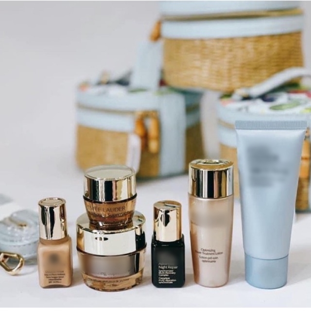 bộ dưỡng da mini  Khi đi du lịch, chắc hẳn bạn không muốn phải đem quá nhiều chai lọ nặng nề. Những set dưỡng da mini là lựa chọn sáng suốt và là cứu tinh cho phái đẹp cho những chuyến đi xa. Bộ dưỡng da nhỏ này có đầy đủ các bước skincare, lại gọn nhẹ nên bạn có thể bỏ vào vali mà không sợ chiếm quá nhiều diện tích. 