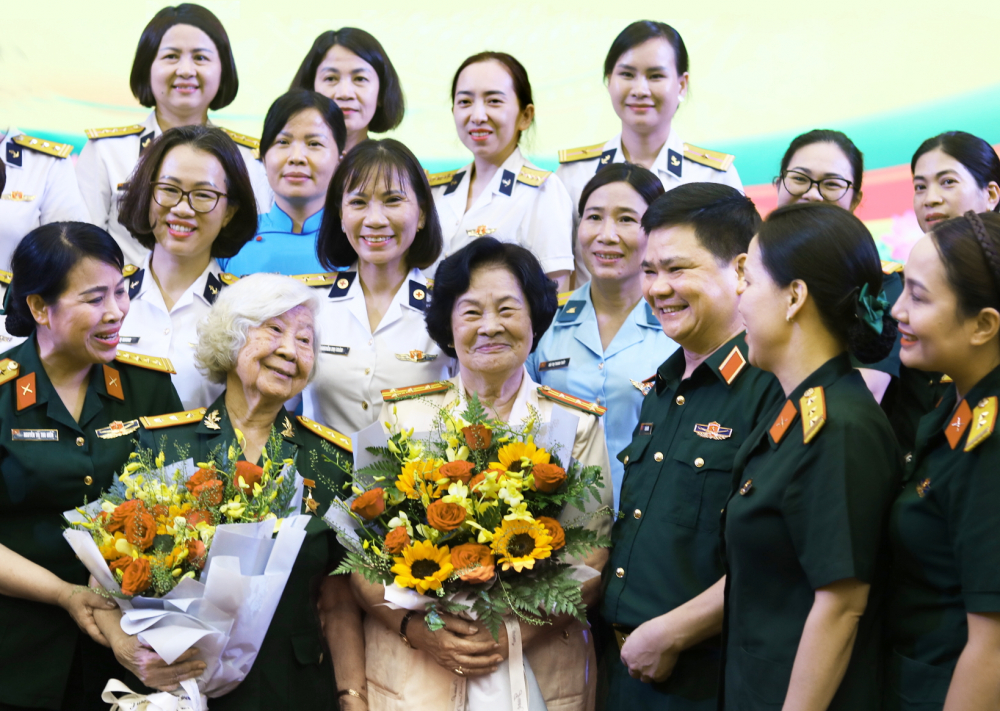 Ở tuổi 93, nữ anh hùng Tám Thảo (hàng đầu, thứ hai từ trái qua) vẫn giữ được sự minh mẫn, hồn hậu