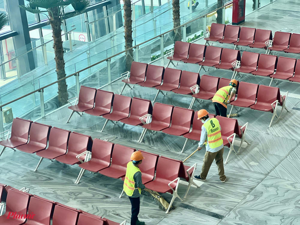 Nhân viên vệ sinh lau dọn kỹ càng công trình trước khi đưa vào hoạt động.