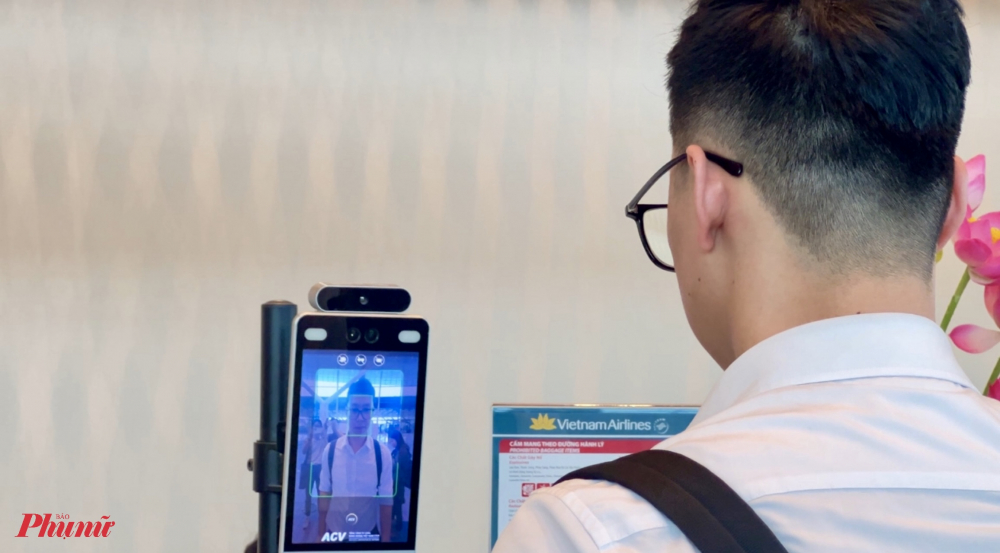 Chẳng hạn như khách tự làm thủ tục check-in, sau khi nhận diện khuôn mặt khách có thể làm các thủ tục ký gửi hành ký, ra tàu bay tự động qua thiết bị cổng điện tử (E-gate(cổng kiểm soát biên giới tự động cung cấp dịch vụ kiểm tra an ninh và nhận dạng tự phục vụ toàn diện tại các cổng khởi hành và đến quốc tế mà không cần nhân viên an ninh). Hệ thống này áp dụng đối với khâu làm thủ tục cho khách hành khách trên các chuyến bay quốc nội ứng dụng thẻ CCCD gắn chip điện tử, nhận diện khuôn mặt (Facial ID) giúp giảm thiểu nguy cơ sử dụng giấy tờ giả, tự động phát hiện ngăn chặn các hành khách cấm bay, giúp giảm bớt tình trạng quá tải tại các khu vực kiểm soát an ninh, so với công tác kiểm tra thủ công trước đây.