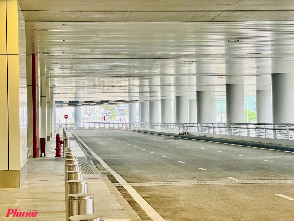 Khu vực chờ xe buýt, xe taxi đón khách ở cửa ra.