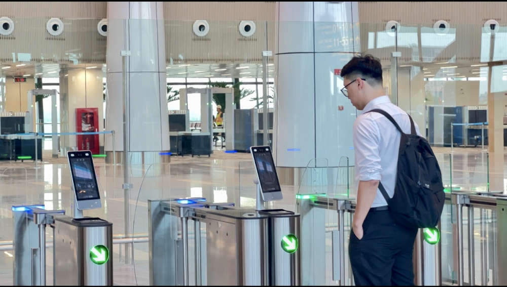 So với các nhà ga khác, nhà ga mới T3 triển khai sử dụng nhiều công nghệ hàng không hiện đại trong làm thủ tục để giúp rút ngắn công đoạn, thuận lợi hơn khi đi qua Cảng. Hệ thống cửa tự động vào khu vực soi chiếu an ninh sau khi khách thực hiện check-in xong.