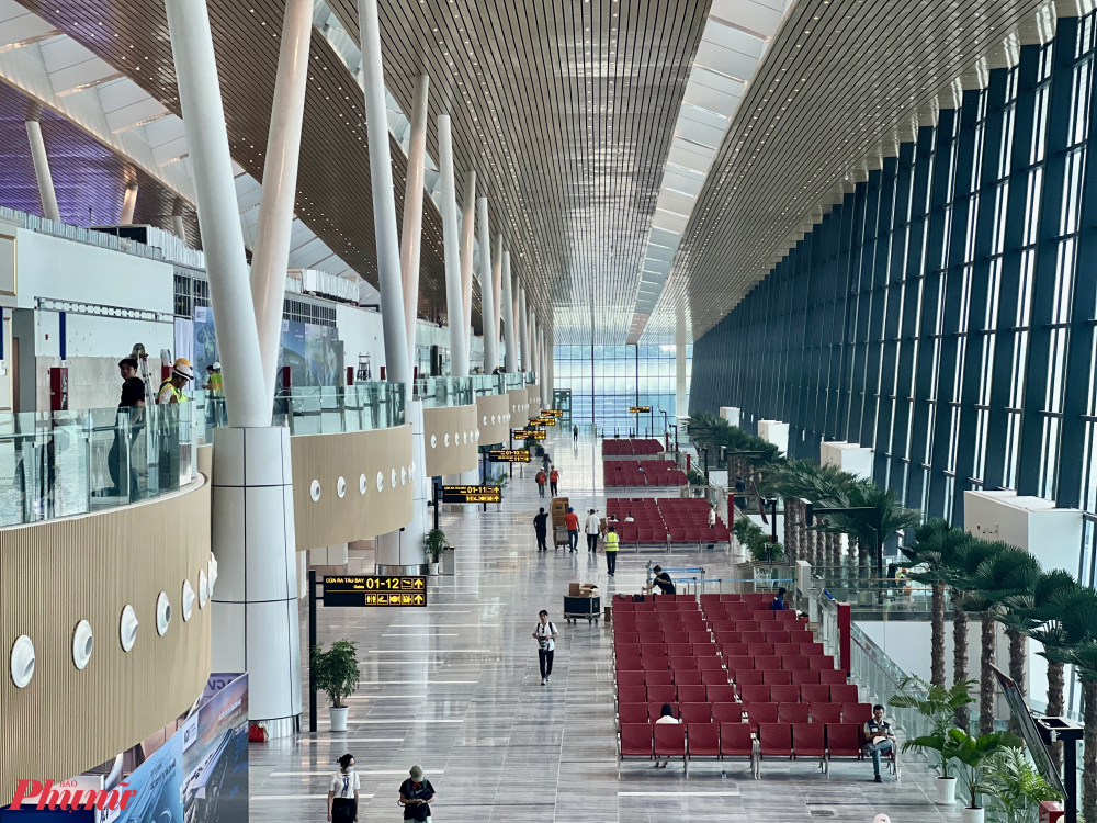 Khu vực phòng chờ lên máy bay của nhà ga mới rộng rãi, thoáng với nhiều tầng được trang trí cây xanh, khu ăn uống, mua sắm lân cận.