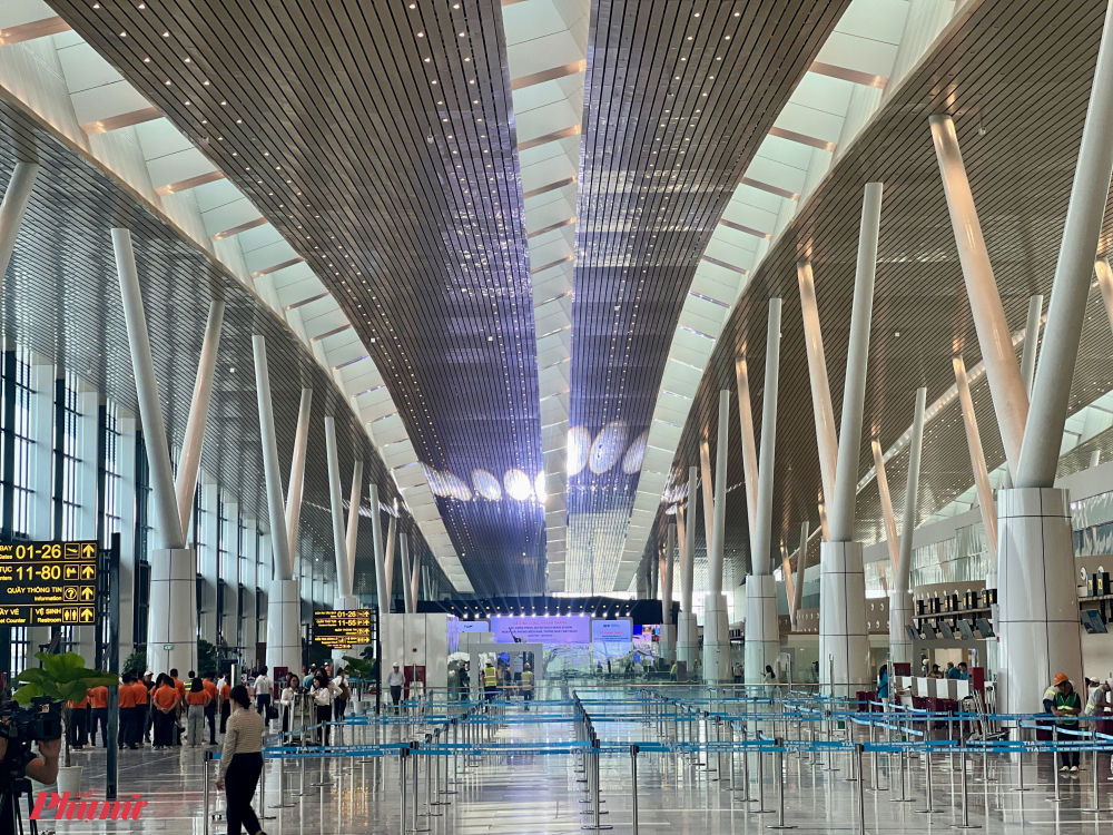Trước đó, sáng 17/4 nhà ga T3 đã vận hành phục vụ hơn 200 hành khách trên chuyến bay mại đầu tiên đi và đến nhà ga trên các chuyến bay TPHCM - Vân Đồn (Quảng Ninh) và ngược lại do hãng hàng không quốc gia Việt Nam khai thác.