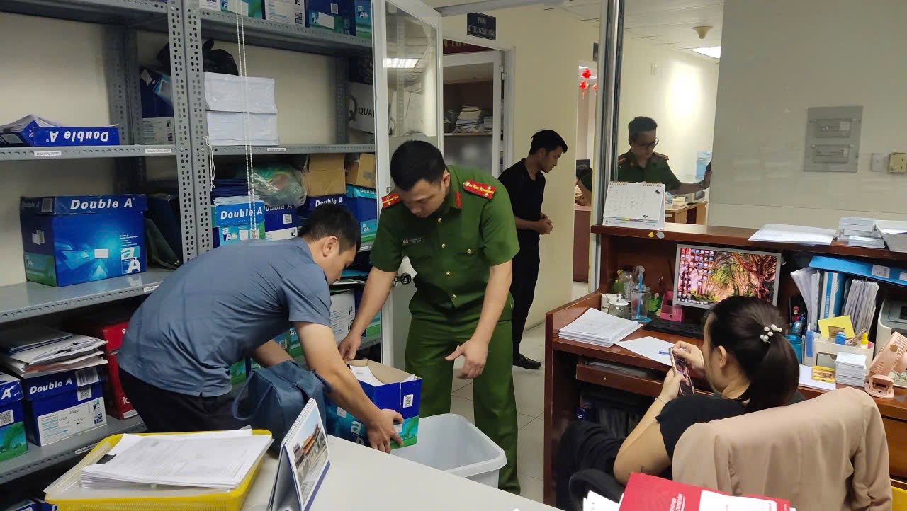 Công an thực hiện việc khám xét - Ảnh: CACC