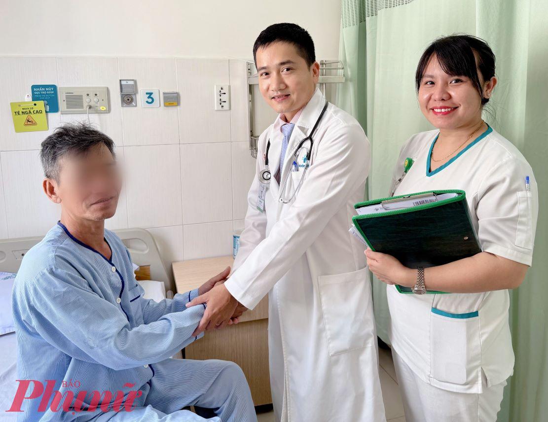 Các bác sĩ chăm sóc cho bệnh nhân. Ảnh: Huỳnh Trọng