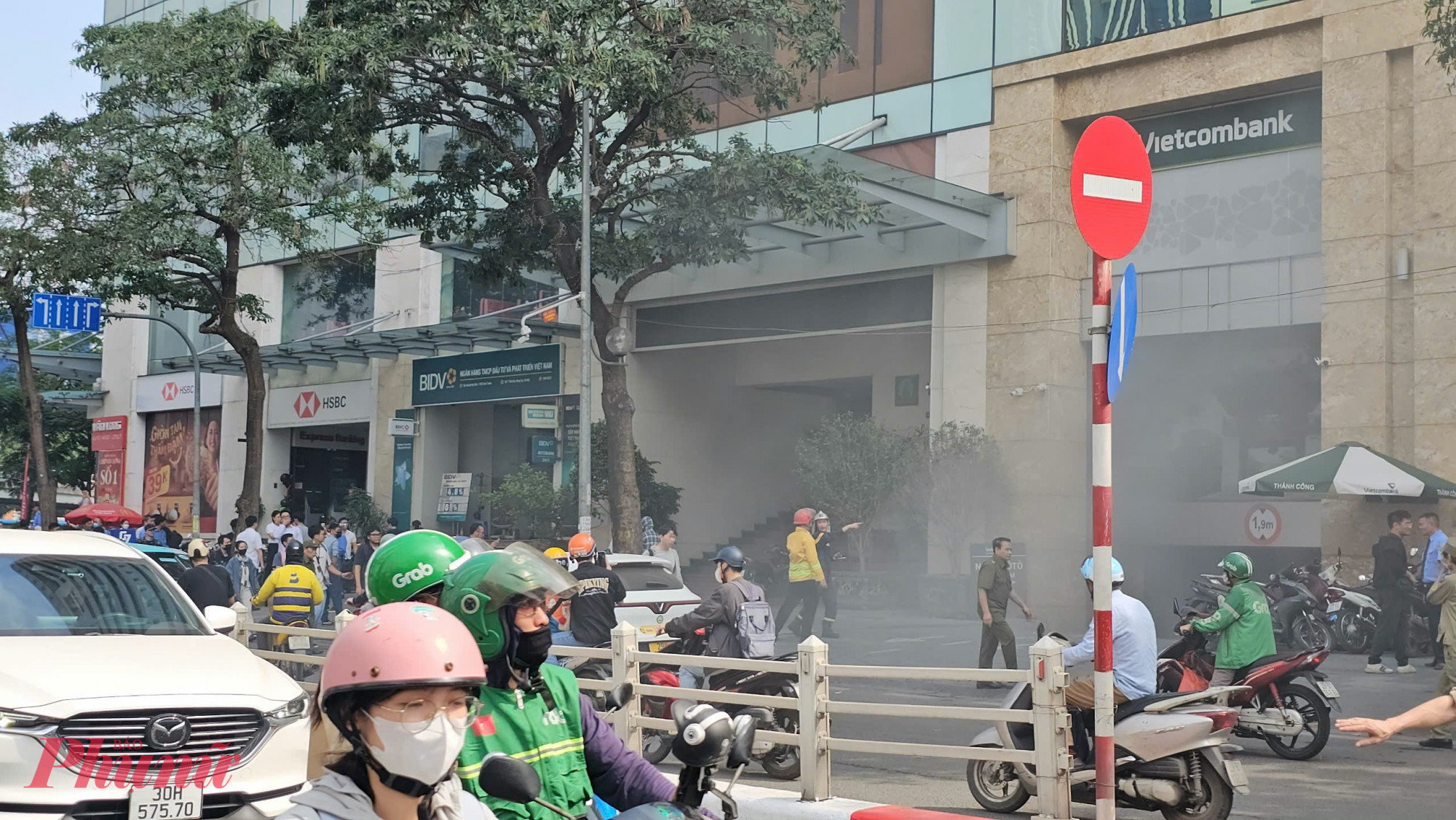 Nhiều người dân trong toà nhà đã kịp thời sơ tán ra bên ngoài.