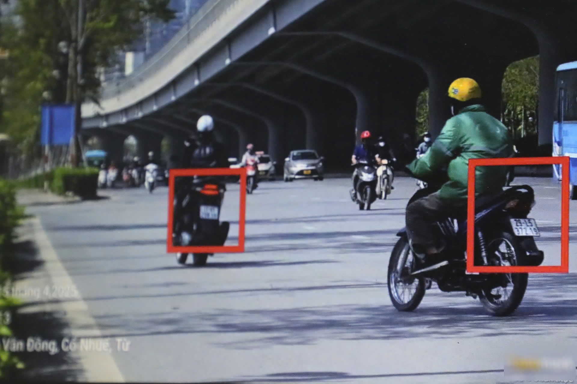 Hình ảnh tài xế điều khiển xe máy đi ngược chiều bị camera của CSGT ghi lại (Ảnh: Công an cung cấp).