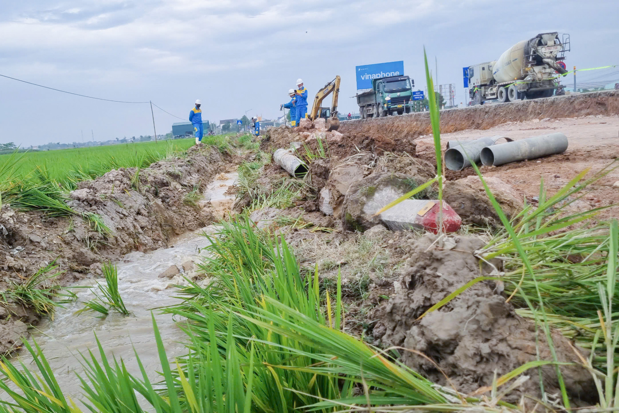 UBND huyện Nam Đàn đề nghị chỉ đạo Công ty Cổ phần cấp nước Nghệ An di dời hạ tầng đường ống nước ra khỏi phạm vi ảnh hưởng dự án - Ảnh: Khánh Trung