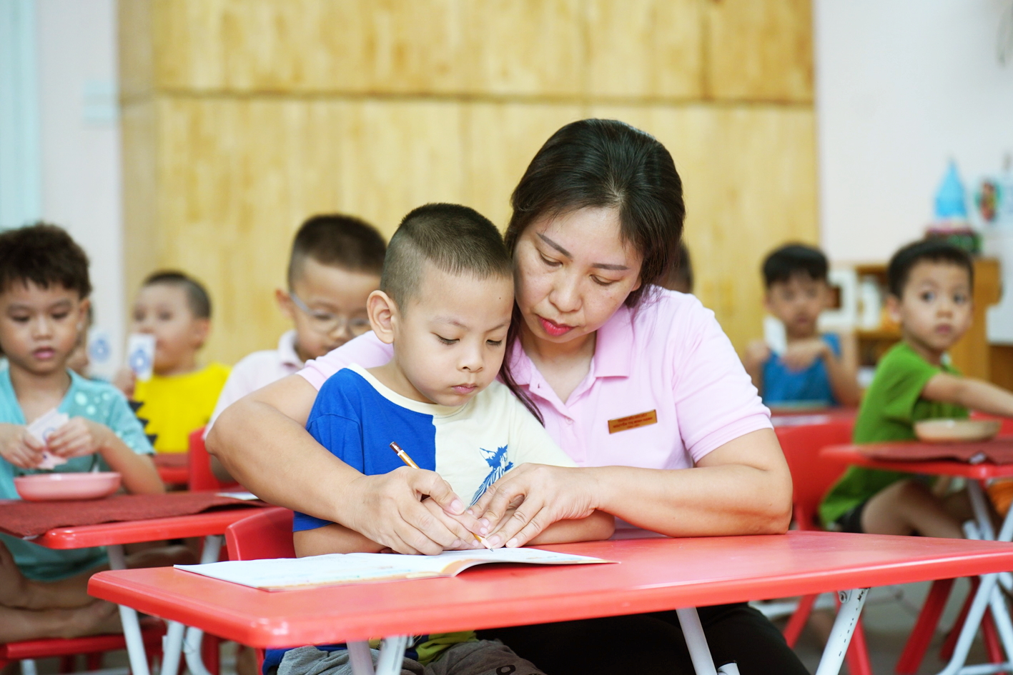 Không tiếc ngân sách để phổ cập giáo dục mầm non Cô và trò tại Trường mẫu giáo số 2 (quận Ba Đình, TP Hà Nội) - ẢNH: BẢO KHANG