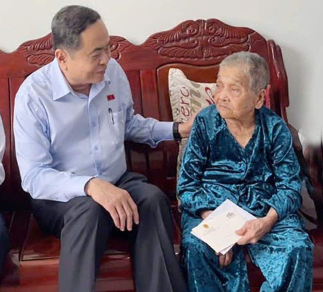 Chủ tịch Quốc hội Trần Thanh Mẫn thăm, tặng quà Mẹ Việt Nam Anh hùng Nguyễn Thị Kim Hoa ở TP Vị Thanh, tỉnh Hậu Giang. Ảnh: Nguyễn Hải