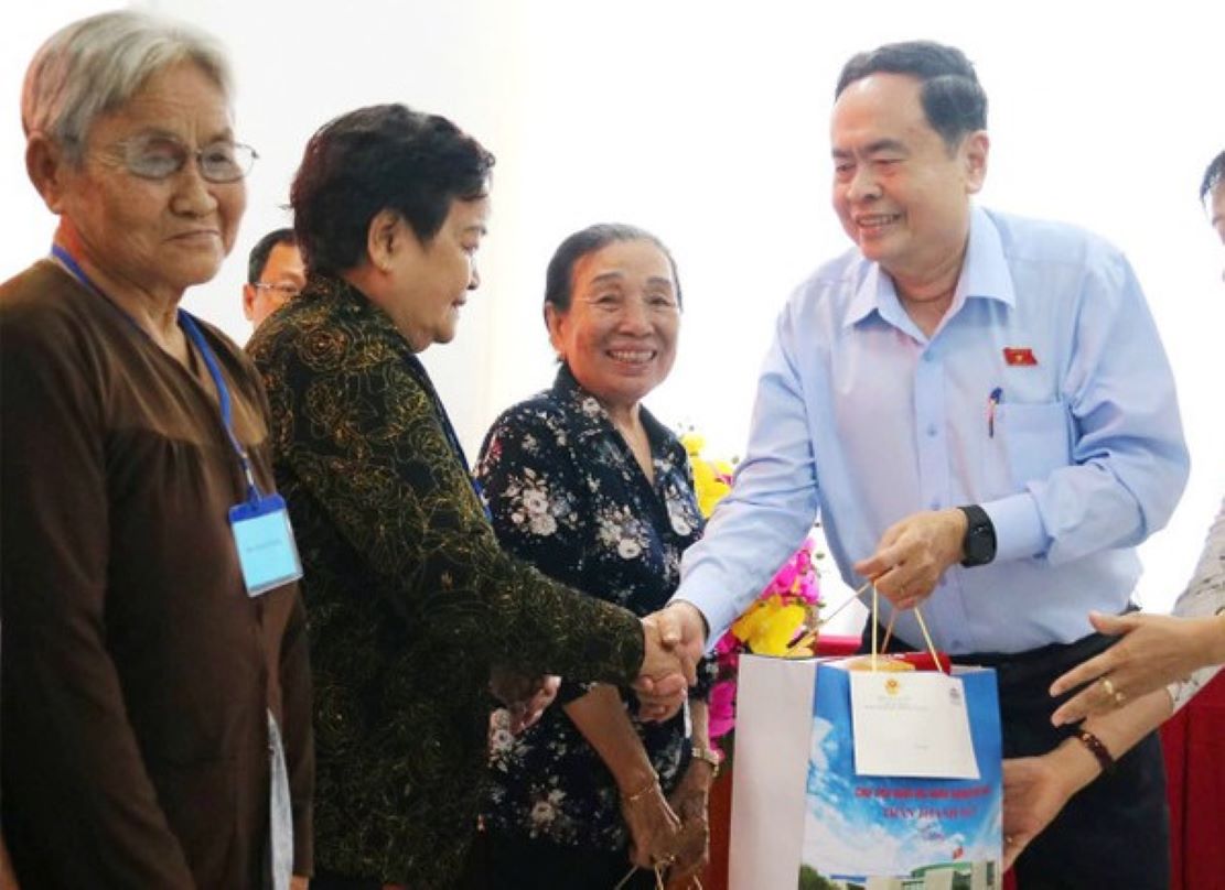 Chủ tịch Quốc hội Trần Thanh Mẫn tặng quà gia đình chính sách, người có công cách mạng ở Hậu Giang. Ảnh: Nguyễn Hải