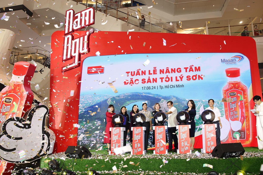 Thương hiệu Nam Ngư cùng bà con nông dân góp phần nâng tầm giá trị đặc sản tỏi Lý Sơn - Ảnh: Masan Group