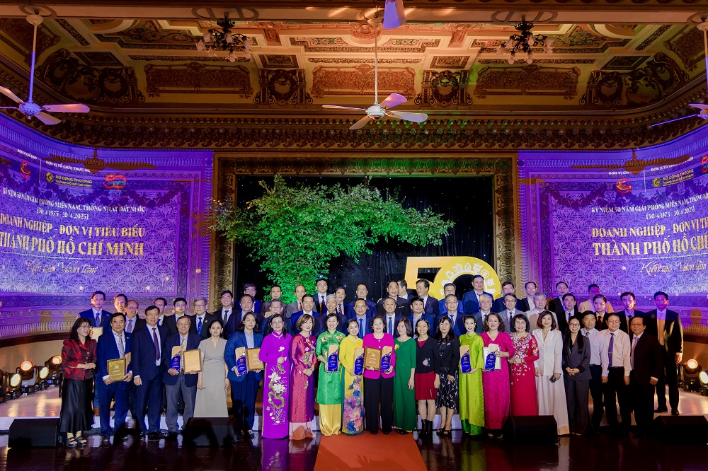 Đại diện 50 doanh nghiệp cùng lãnh đạo thành phố tại lễ trao giải - Ảnh: Masan Group