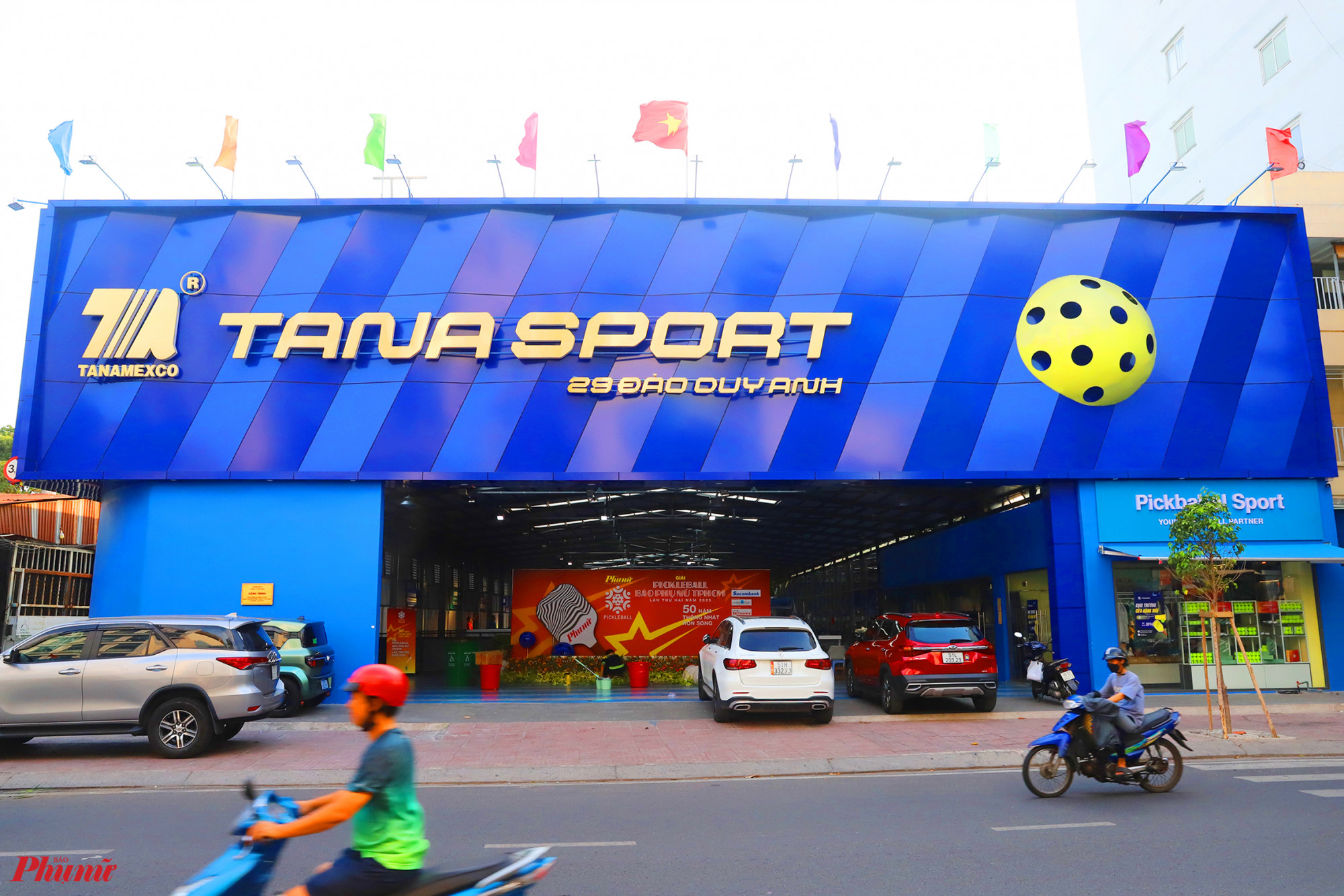 Phía trước sân thi đấu Tana Sport