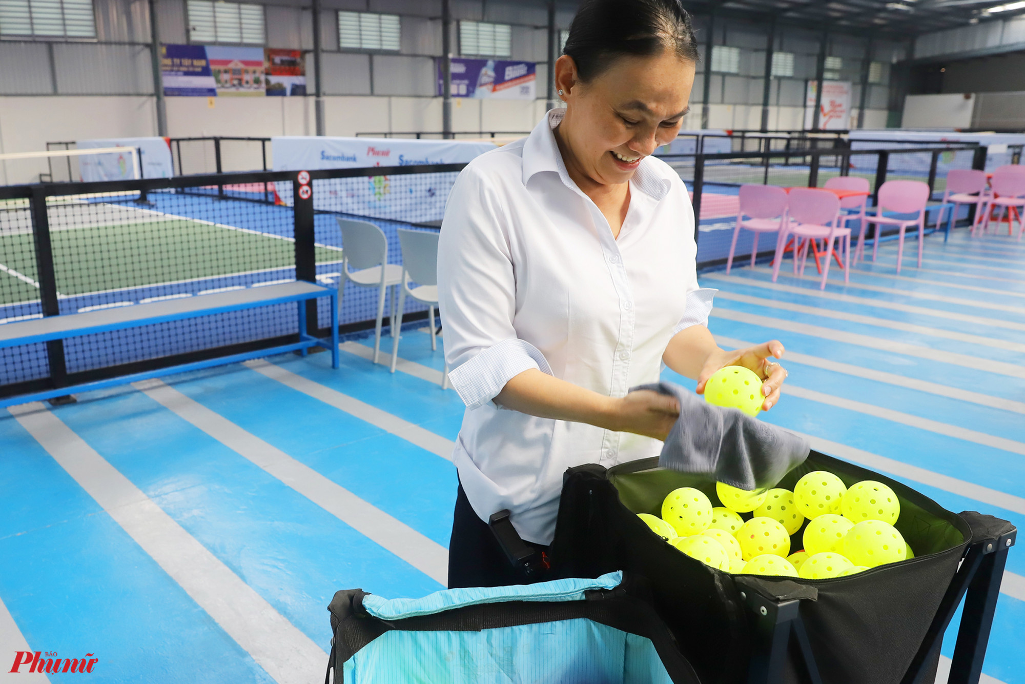 Từng quả bóng đều được lau chùi kỹ lưỡng, đảm bảo chất lượng cho từng đường bóng của các vận động viên
