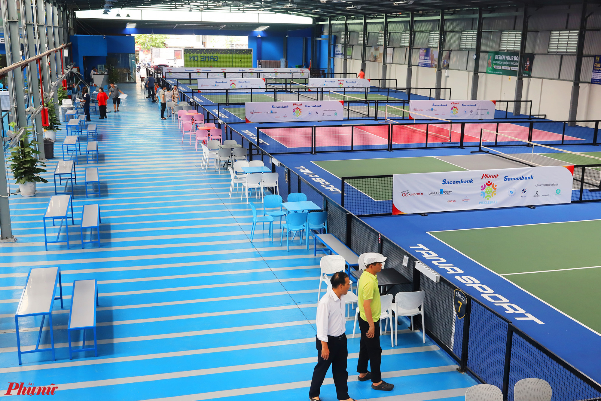 Ban tổ chức tiến hành kiểm tra, nghiệm thu các hạng mục thi công cuối cùng tại sân Tana Sport - địa điểm tổ chức Giải Pickleball Báo Phụ nữ TPHCM lần thứ hai