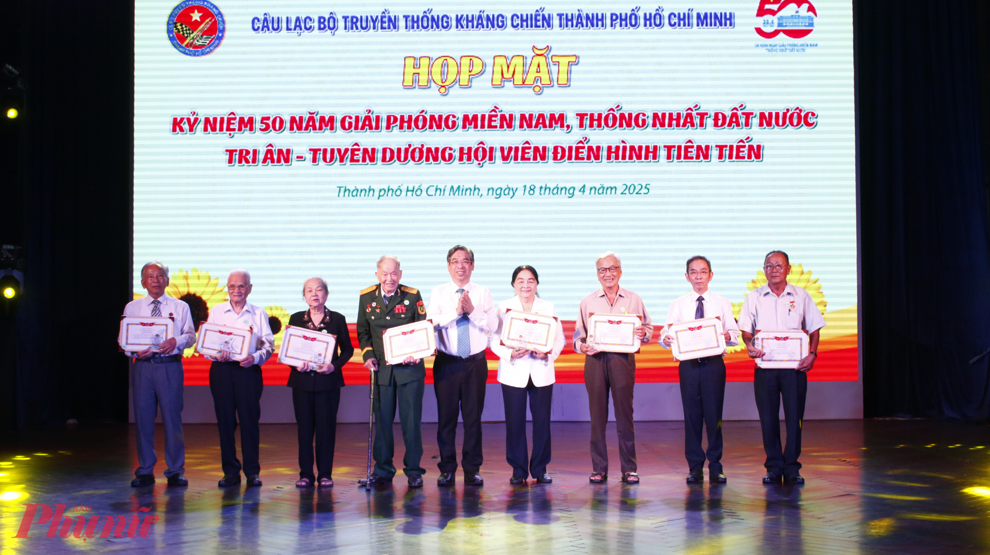 Phó bí thư Thành ủy, Chủ tịch Ủy ban MTTQ Việt Nam TPHCM Nguyễn Phước Lộc trao biểu trưng và giấy khen đến các gương điển hình tiêu biểu