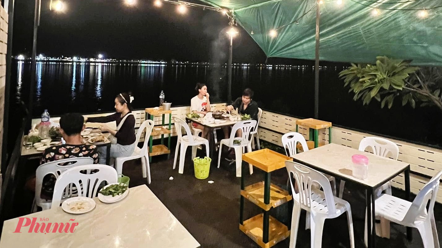 Thực khách thưởng đặc sản quyện gió sông Mê Kông trên phố ẩm thực Viêng Chăn