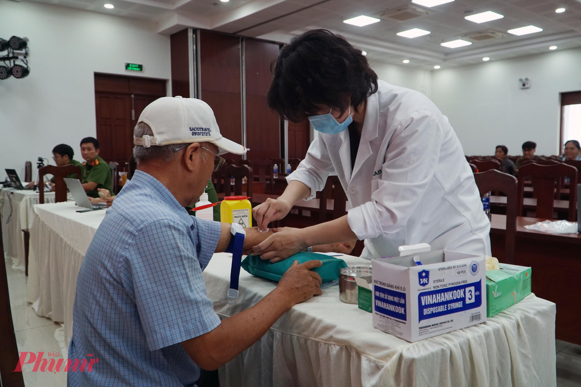 Thân nhân của liệt sĩ chưa xác định được danh tính được cơ quan chức năng lấy mẫu ADN - Ảnh: Vũ Quyền